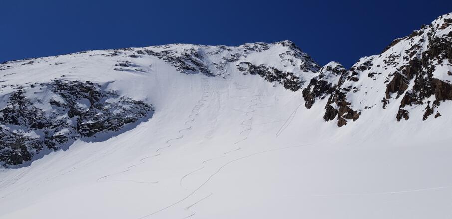 Die Abfahrt über die Nordostflanke mit der direkten Einfahrt vom Gipfel