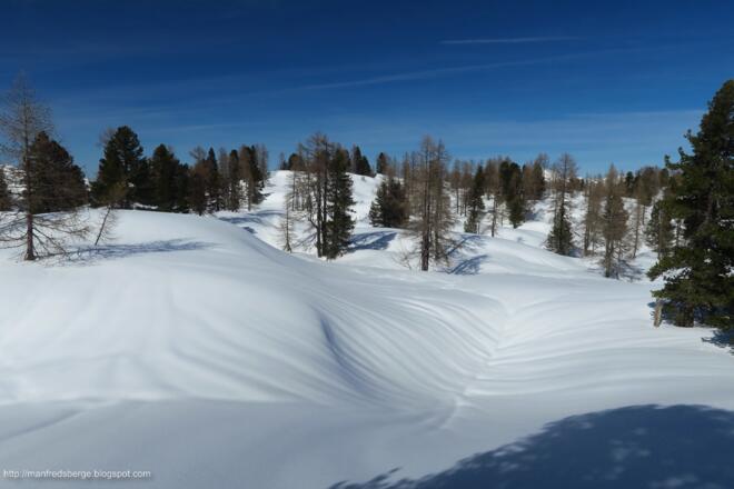 Hier führt eigentlich der Weg vom Ausstieg des Seewandklettersteigs zur Gjaidalm, aber im Winter geht hier keiner, darum alles unverspurt