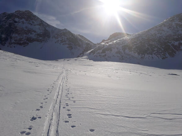 Vom Ecksattel weiter über einen kurzen Aufschwung Richtung Westen
