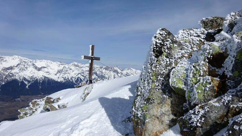 Pirchkogel Nordgipfel. Vom Kreuz rechts hinten die Hohe Munde.