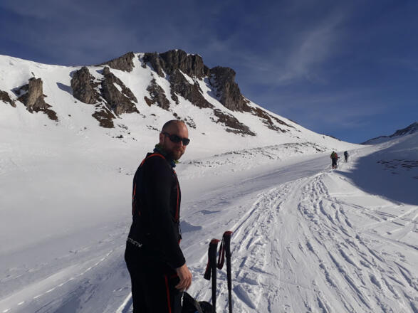 Kurz unter dem Ecksattel