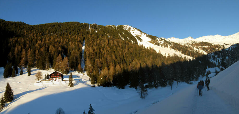 Bevor es noch über die Brücke geht, ist das Ziel - das Meissner Haus - schon zu sehen.