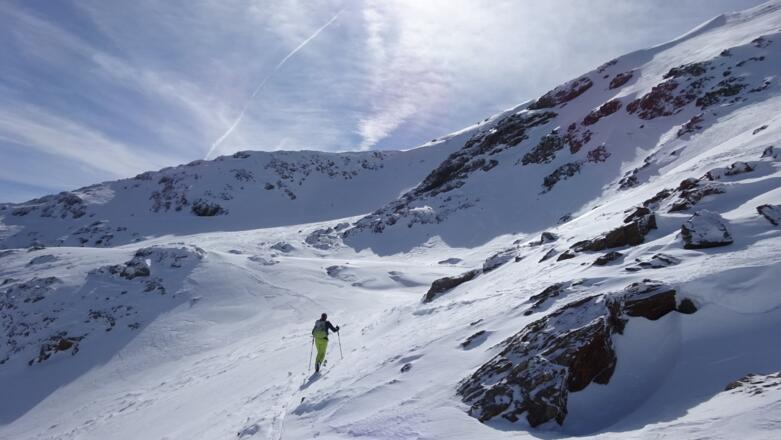 Nach der Querung biegt man um den Grat und erreicht flacheres Gelände, den oberen Bereich des Schneetals. 