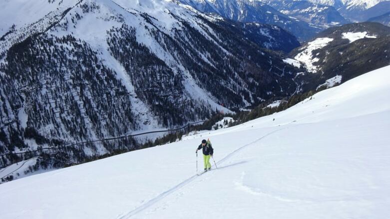 Kurz unerhalb der Kammhöhe.