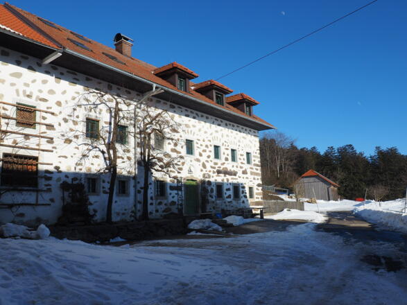Kramerweg ~(810m) am Ende links auf der Straße ab