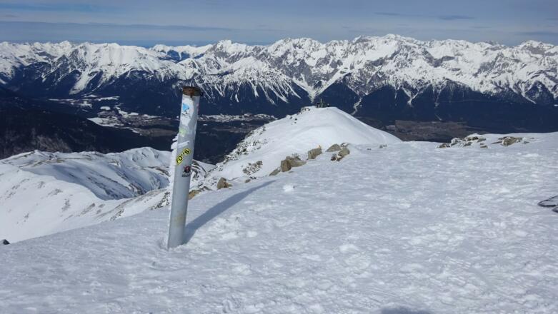 Am Pirchkogel, Blick auf den Nordgipfel. Im Hintergrund die Mieminger Berge.