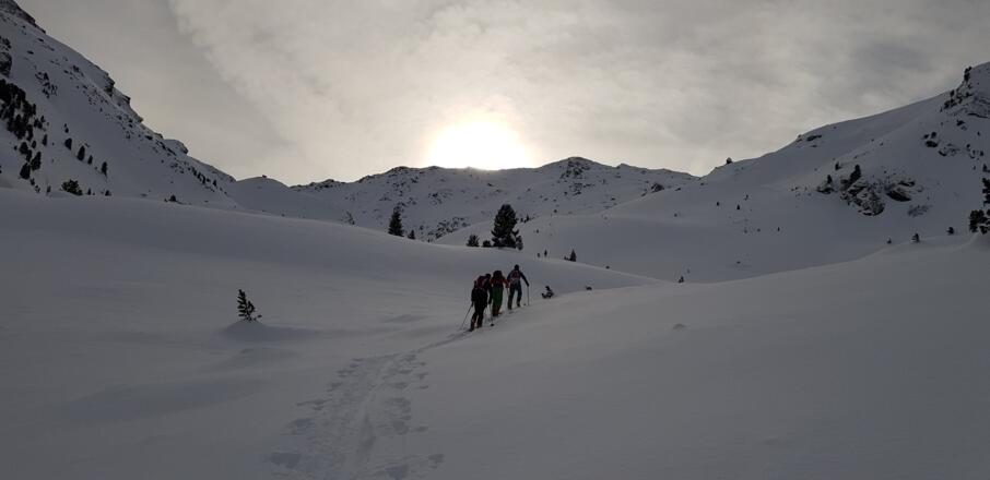 Über den Rücken in Bildmitte geht es weiter bergauf