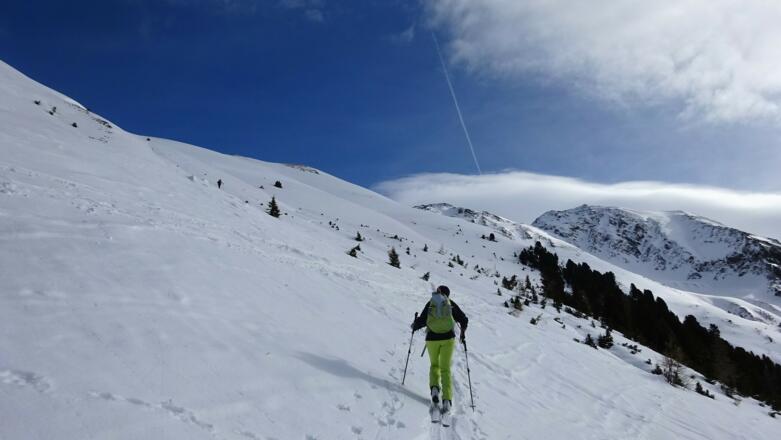 Auf einem schwach ausgeprägtem Rücken durch die weit ausladende Südflanke empor (hinten Pirchkogel und links das Schafjoch). 