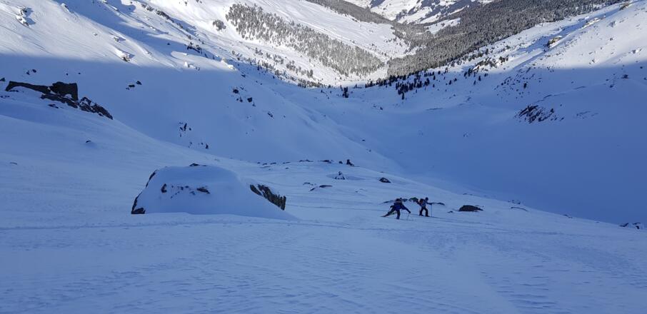 In vielen Spitzkehren geht es, bei guter Spuranlage in ca. 30° - 33° Steigung bergauf