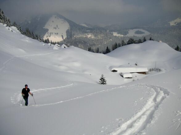 über der tiefverschneiten Kranzhornalm
