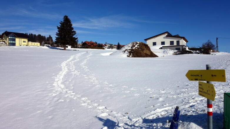 Den Wegweisern (Weg 10) in Kirchschlag folgen