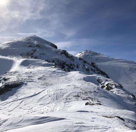 Die letzten Meter zum Gipfel mit den fünf Steinmännern, im Hintergrund der Alternativgipfel mit Kreuz