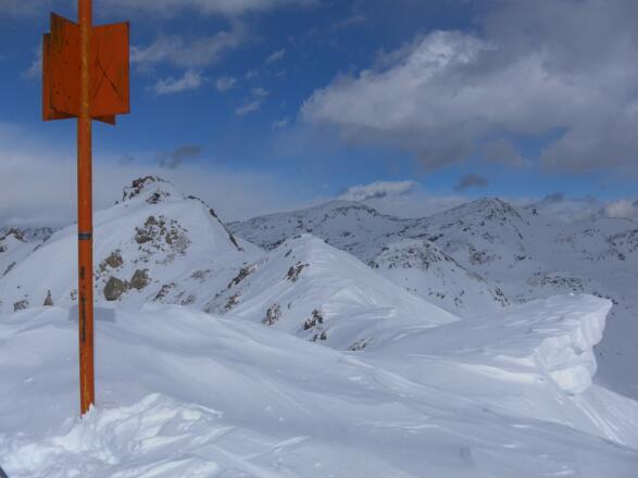 Pfoner Kreuzjöchl hinter dem Gipfelzeichen des Mislkopfes