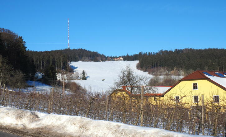 Rückblick zur Aufstiegsroute und zum Sender