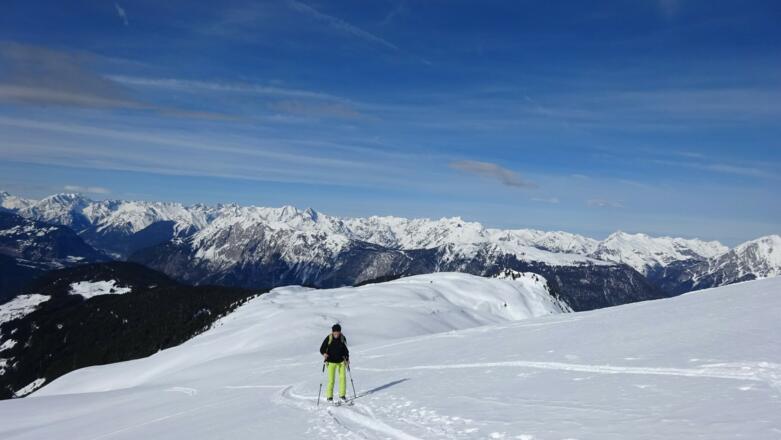 Der weit nach Westen ausladende Rücken des Pirchkogels ist erreicht. Hinten die Feldringer Böden mit dem Faltegartenköpfl.