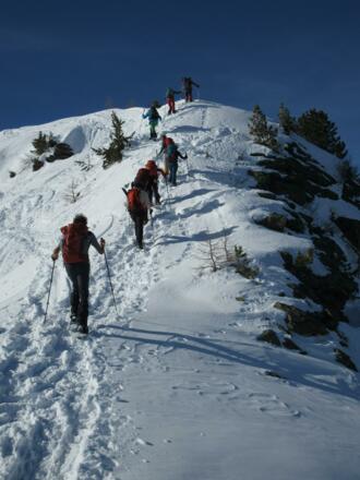 Der Aufstieg über den Bergrücken ist teils steiler.