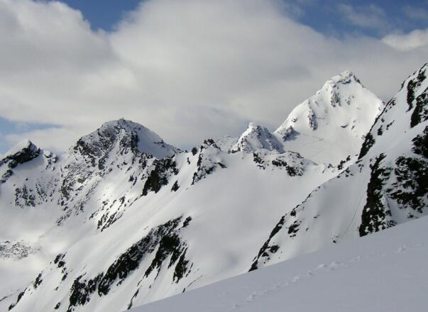 Vordere Grubenwand vom Skidepot des Zischgeles aus gesehen - links die Schöntalspitze