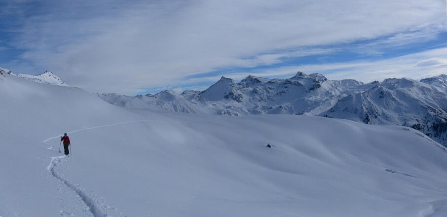 lange Querung: im Hintergrund die Tarntaler Köpfe, die Lizumer Sonnenspitze, der Reckner und davor das Naviser Kreuzjöchl