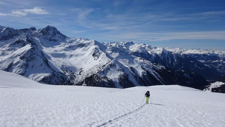 Auf dem Westrücken - weitläufiges Gelände mit geringer Steilheit. Hinten das Wörgetal mit dem Wetterkreuzkogel, ganz hinten der beherrschende Acherkogel (3007 m)