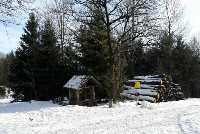 Wegtafel~435m am Hauptweg rechts ab