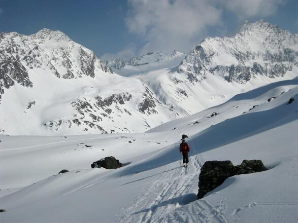 Blick von der Pforzheimer Hütte zu den Aufstiegshängen Richtung Zischgenferner. Zentral die Schöntalspitze, rechts die Grubenwand