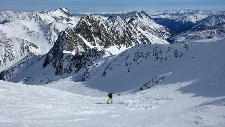 Der kurze Steilhang in die kleine Scharte zwischen Haupt- und Nordgipfel. Unten das Schneetal. Rietzer Grießkogel (2884 m).