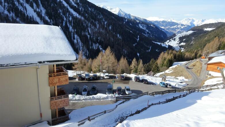 Gebührenfreier Parkplatz in Marlstein. Blick Richtung Ötztal.