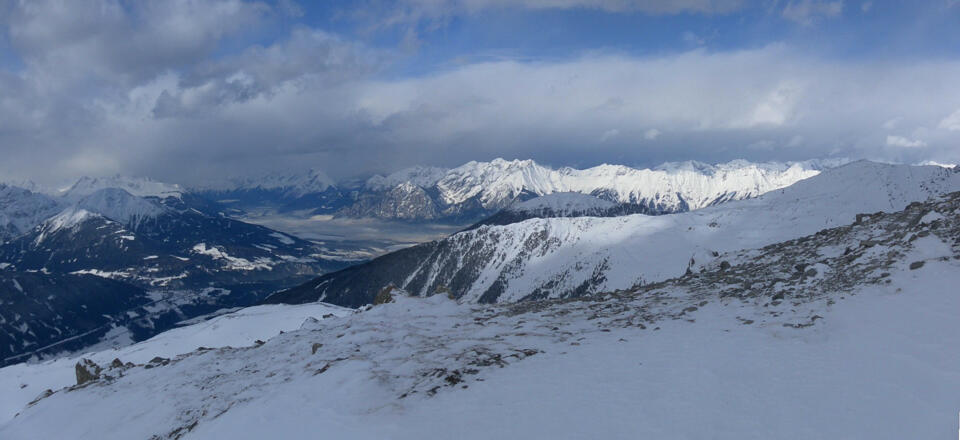 Innsbruck unter der Nordkette, davor Patscherkofel und Morgenkogel.