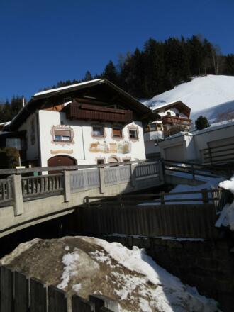 In Mühltal an der Bushaltestelle, bevor es links den Berg hinauf geht