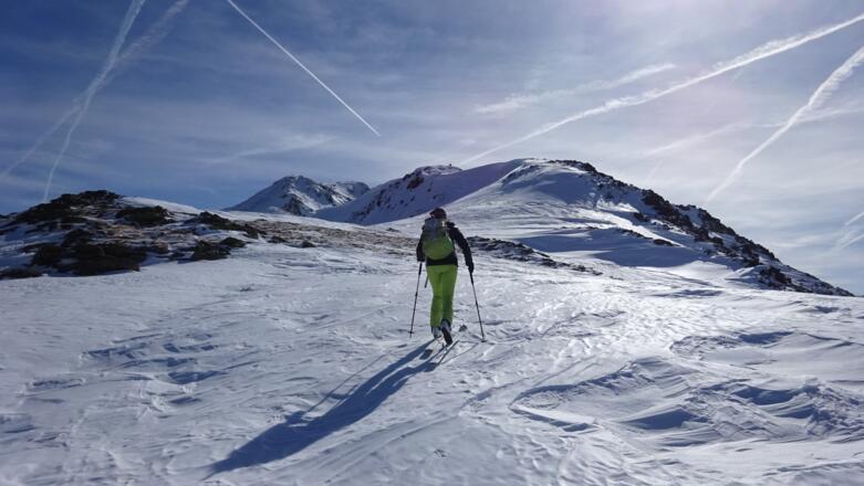 Kurz vor dem Aufschwung zum Schafjoch, hinten der Pirchkogel. Der Rücken ist sehr windexponiert und mit harten, eisigen Passagen muss gerechnet werden (Harscheisen?).