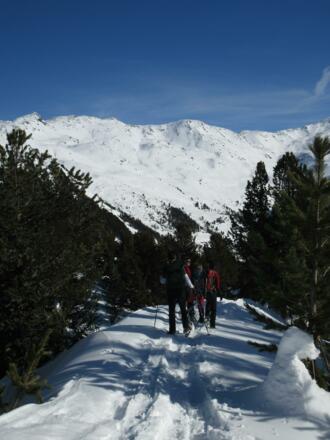 Der Weg führt im Winter über den relativ breiten Bergrücken...
