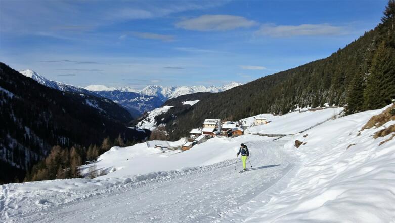 Start auf der Forstraße/Rodelbahn. Unten der Weiler Marlstein.