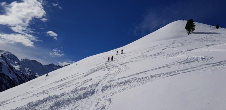 Über den Rücken hinauf zu den tollen weiten Hängen