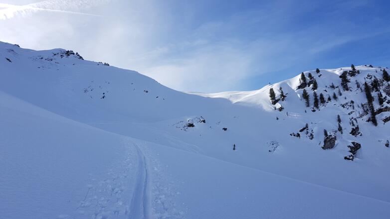 Die Querung zum sonnigen Rücken, dann wieder nach links in den steilen Schlußhang