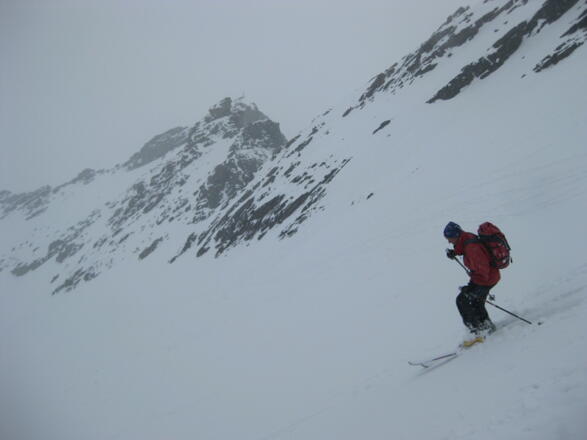 meist schöne Pulverabfahrt vom Zischgenferner, im Hintergrund die Schöntalspitze.