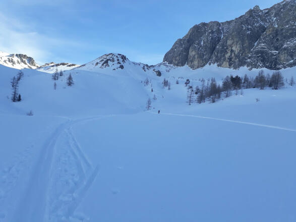 Weite mittel steile Hänge. Rechts die Felsen leiten zum Gipfel