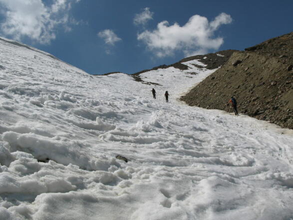 Sommerfirn an den Moränenhängen zum Sayferner