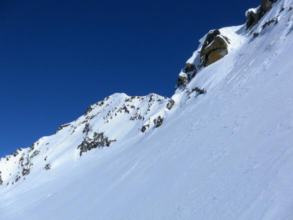 rechts oben die Steilrinne zum Grat