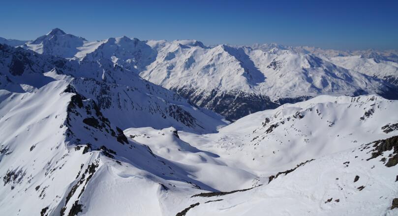 Blick vom Skidepot Richtung Abfahrt nach Melag - im Hintergrund von links: Weisskugel, Bärenbartkogel, Valbenairspitze