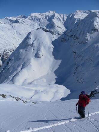 Tiefblick über steile Anstiegshänge, im Hintergrund der Großglockner
