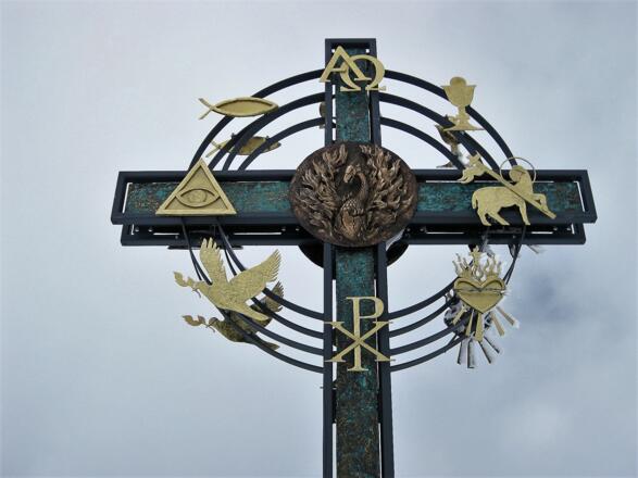 Das Kunstwerk ist es wert, den ansonsten unscheinbaren Gipfel zu besteigen