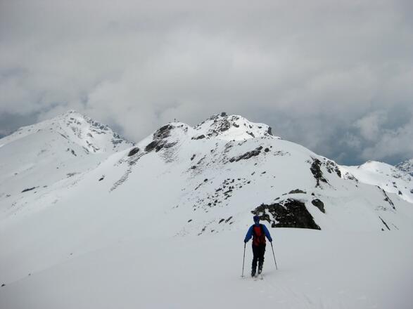 am Gratrücken geht es nördlich zum Kleinen Gilfert (links des Zieles der (Gr.) Gilfert, knapp recht der Pfaffenbichl