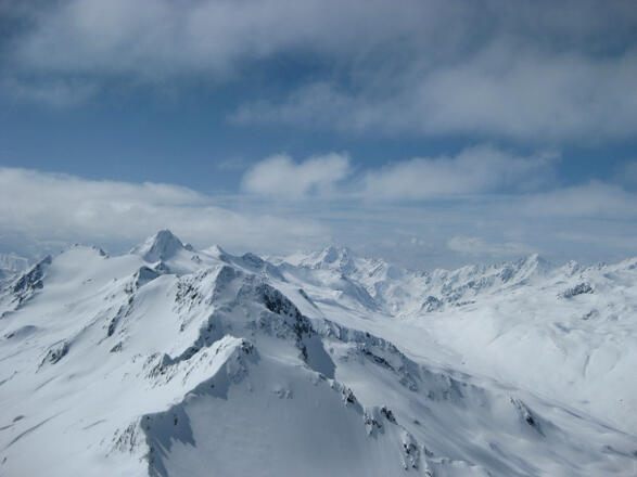 Gipfelblick von der Kreuzspitze zum Hauslabkogel, dahinter Fineilspitze und Weißkugel