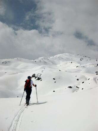 oberhalb des markanten Felsen in Richtung Pfundsjoch, rechts davon der Kleine Gilfert