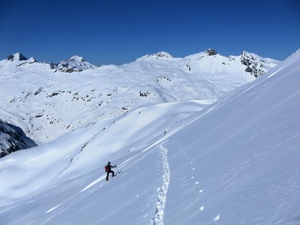 Blick zu Kratzenberg, Seekopf, Abretter und Rote Säule, allesamt schöne Skiberge