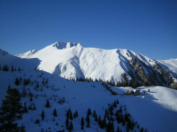 Die Bleispitze vom Skigebiet Lermoos gesehen. Rechts unten: die Wolfratshauser Hütte