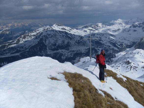 Höchster Punkt und tieferes Gipfelkreuz