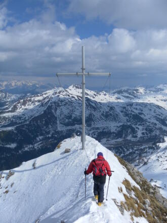 kurzer schmaler Grat zum Gipfelkreuz