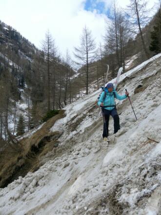 lawinenverschütteter Hüttenabstieg