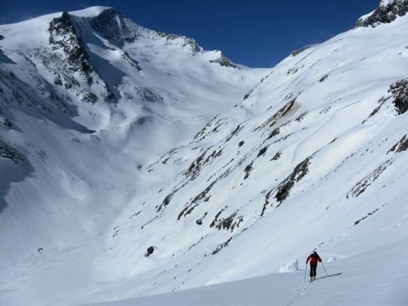 Blick aus der Steilstufe zum Viltragenkees, Kleinvenediger und Untersulzbachtörl, rechts die steile Abfahrtvariante vom nördl. Viltragenkees